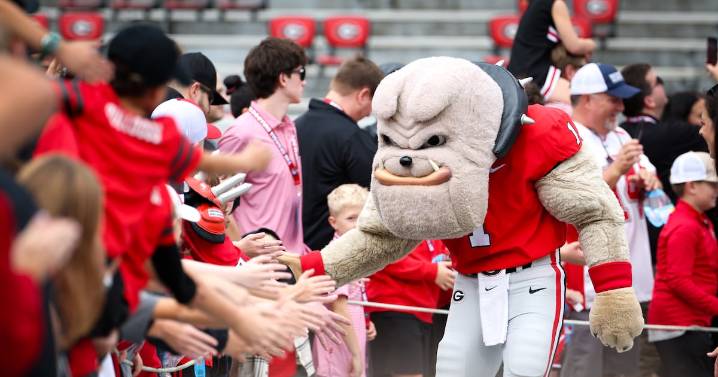 PHOTOS: Fans greet Dawgs before game with Charlotte