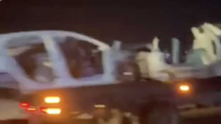 Transportan al menos 9 vehículos asegurados tras operativo en predio de Eldorado