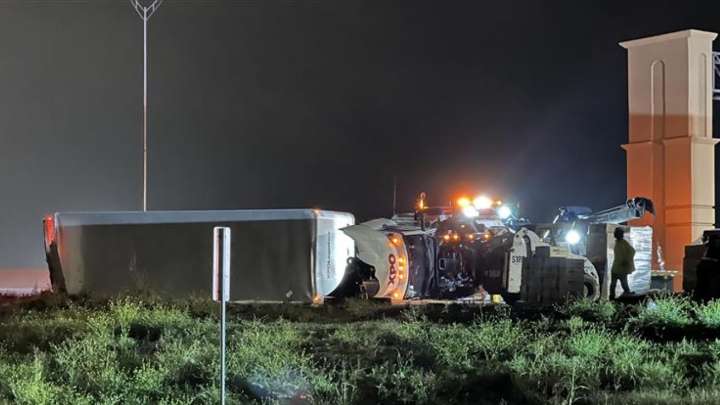 Transguide: 18-wheeler crash closes part of westbound I-10 in far east Bexar County, prompting several