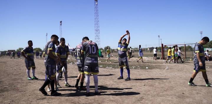 Historias de potrero: la final en que Pitufo se hizo pasar por árbitro y ayudó a un futbolista profesional a ganar con sus amigos un torneo que iba a terminar muy mal