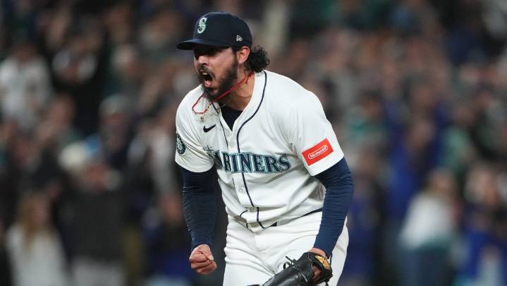 Marineros ejercen opción para mantener al mexicano Andrés Muñoz