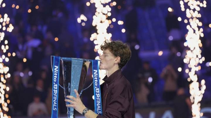 Jannik Sinner vence a Carlos Alcaraz y retiene el título de las Finales ATP ante su público