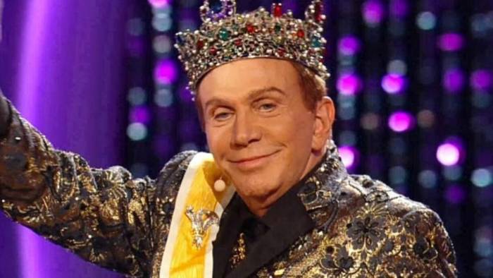 ¡Osmel Sousa brilla en el mundo de la belleza con su novena corona de Miss Universo!