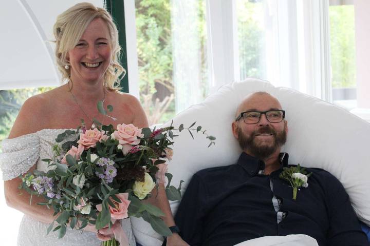 Groom with Cancer Marries Bride in ‘Dream Wedding’ Organized by Hospice Staff