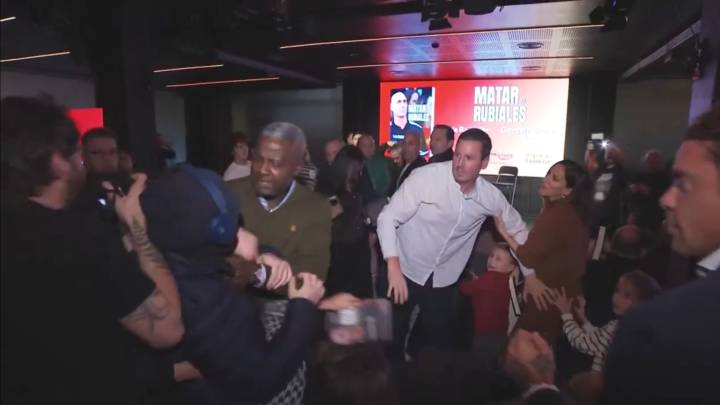 El agresor de Rubiales en la presentación de su libro es su tío Luis Rubén