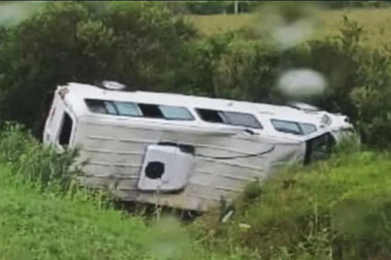 Despistó y volcó una combi en ruta 2: los ocupantes fueron trasladados al hospital