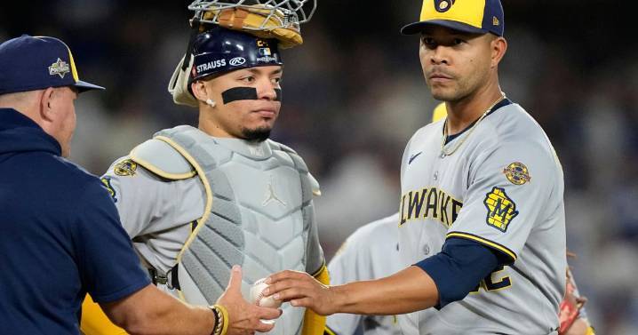 Hoskins, Quintana to become free agents after Brewers decline 2026 options