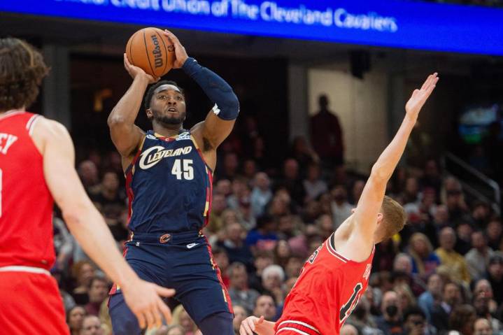 Mitchell logra canasta clave con 34 segundos restantes y Cavaliers vencen a Bulls 128