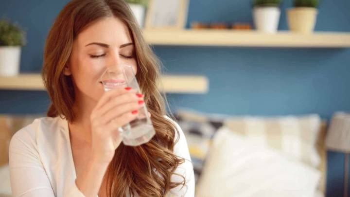 ¿Cuánta agua necesitas beber? El truco está en el color de tu orina