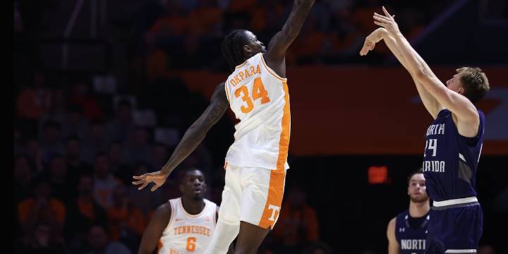 Tennessee pulls away from North Florida to move to 3