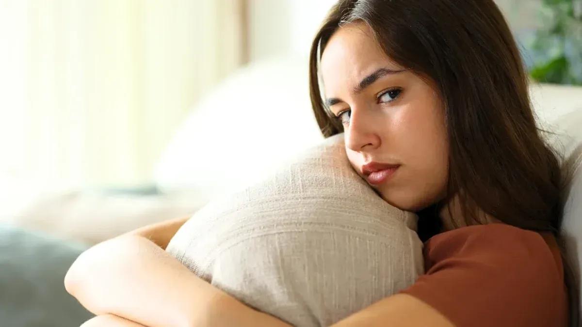 Qué significa sentirte más tranquilo cuando estás solo, según la psicología