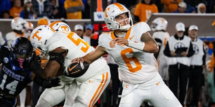 Tennessee moves up in AP Poll after bye week