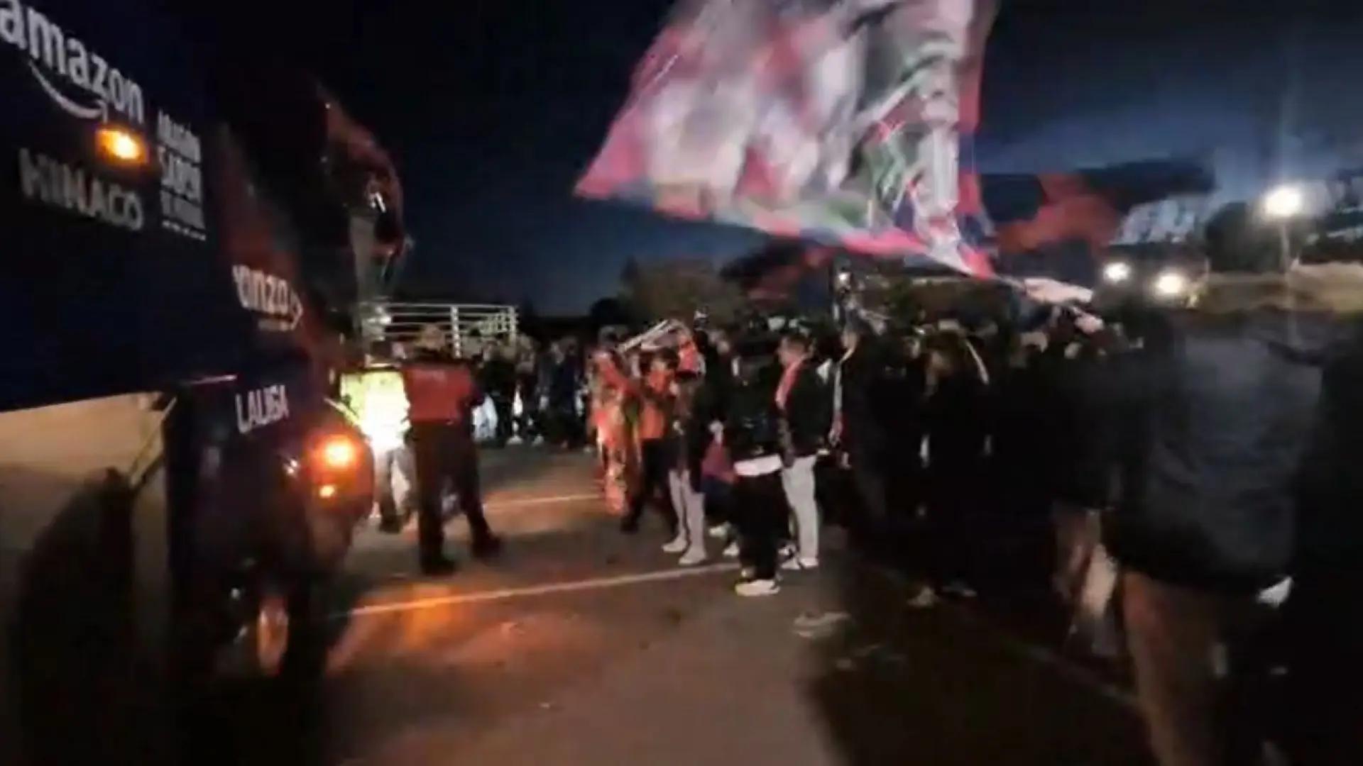 La afición oscense arropa al equipo a las puertas de El Alcoraz