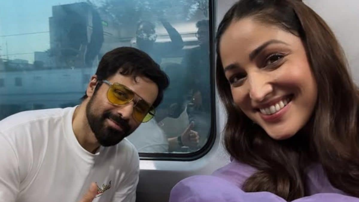 Yami Gautam Enjoys Her First Mumbai Darshan By Local Train, Shares Selfie With Emraan Hashmi