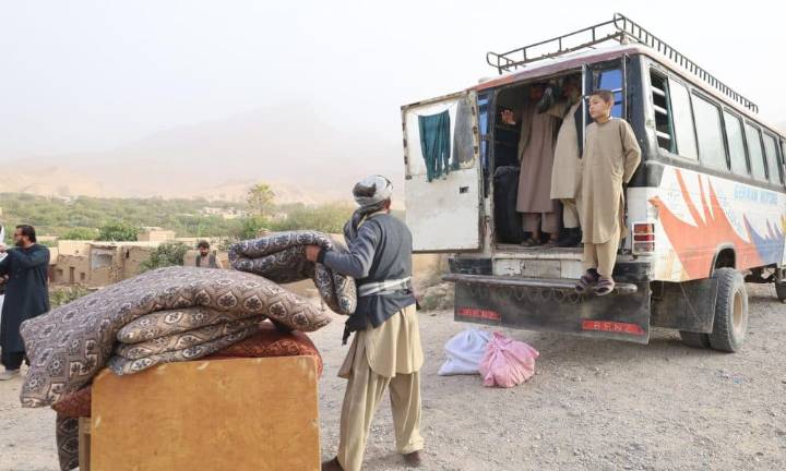 Afganistán sigue labores de rescate tras seísmo con al menos 20 muertos y 945 heridos