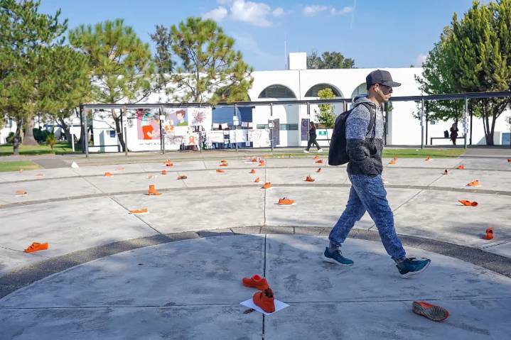 “Zapatos Naranja” para honrar la memoria de las mujeres que faltan
