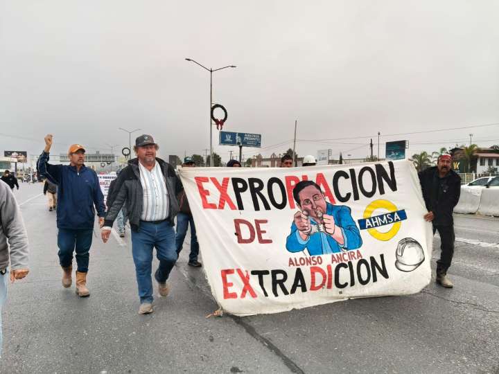Marchan ex obreros de AHMSA por calles de Saltillo; acuden al Congreso y Palacio de Gobierno