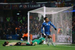 Chelsea humilla al Barcelona pese a tres goles anulados en Champions