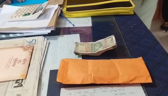 Odisha Vigilance arrests Excise Superintendent, ASI for taking bribe from liquor vendor