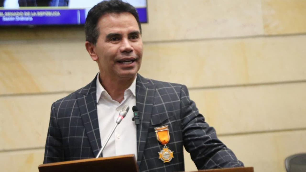 Johnny Rivera recibe la Orden del Congreso por su aporte a la música popular colombiana