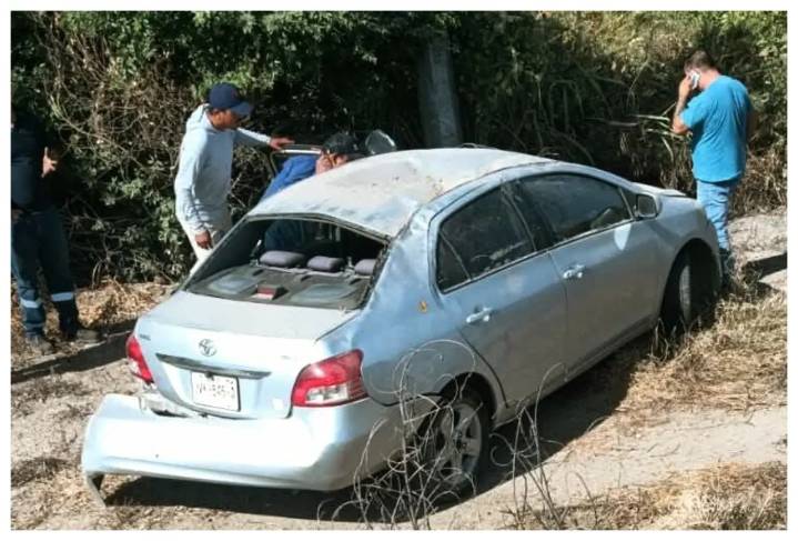 Adulto mayor resulta herido tras aparatosa volcadura en la carretera San Vicente