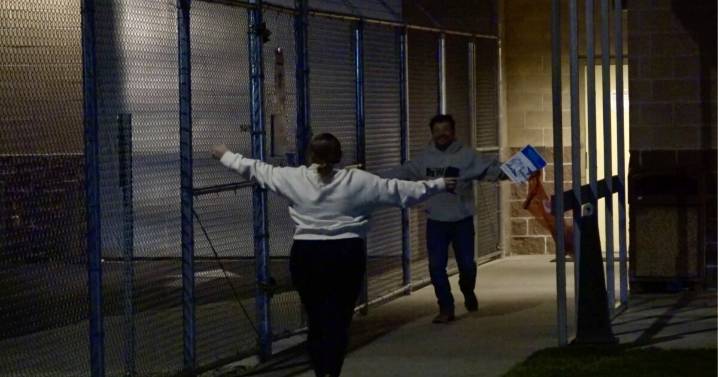 Padre se niega a auto-deportarse y se reúne con su hija tras un mes