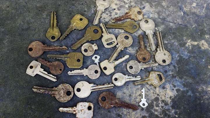 Usando llaves viejas, aprende a crear con ellas hermosos adornos para el pinito de Navidad