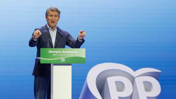 Los equilibrios de Feijóo con Vox: pide evitar "carambolas" en Andalucía mientras negocia con la ultraderecha en Valencia