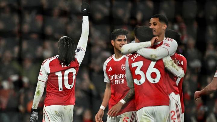 Arsenal destroza a su máximo rival en Inglaterra con triplete de nueva estrella del fútbol y el debut de un sudamericano