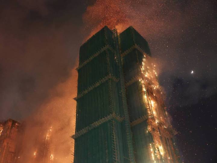 Aumentan a 44 los muertos por devastador incendio en complejo residencial de Hong Kong