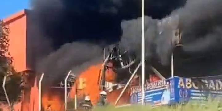 Se incendian locales textiles en La Matanza: bomberos trabajan en el lugar