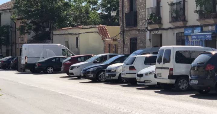 El despropósito que ha logrado la DGT: llenar los pueblos de España de coches sin etiqueta