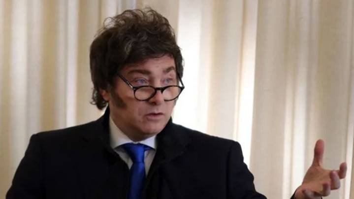 Milei respaldó a Estudiantes tras el polémico pasillo de espaldas a Rosario Central