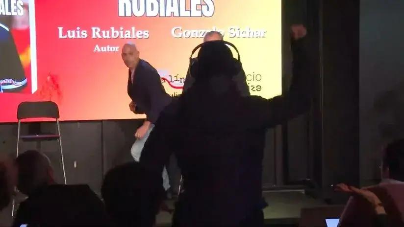 Lanzan huevos a Luis Rubiales, expresidente de la Federación Española de Fútbol, durante presentación de su libro [VIDEO]