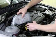 Así puedes saber qué tipo de anticongelante usa tu coche y por qué no debes mezclar el verde con el rojo