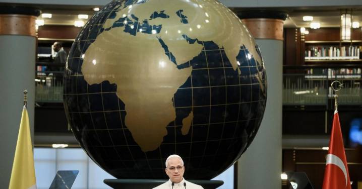 Abre León XIV su primer viaje con el aviso de que está en juego el futuro de la humanidad