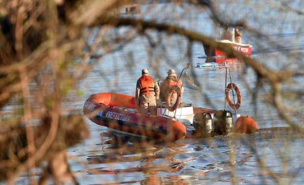 Buscan a un policía que cayó al río Paraná tras un choque naval