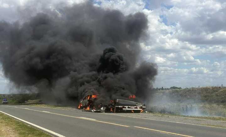 Ruta 35: voraz incendio destruyó camioneta que llevaba piletas de fibra