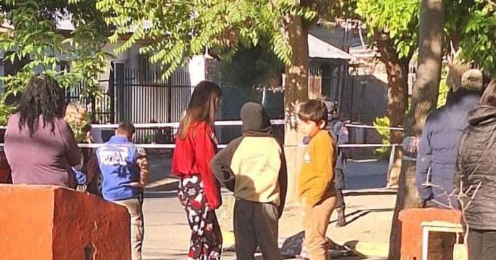Mataron a un joven de una puñalada en la espalda en Neuquén: el cuerpo fue encontrado en la calle