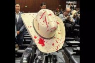 Diputados rinden homenaje a Carlos Manzo con sombreros ensangrentados y veladoras: exigen justicia