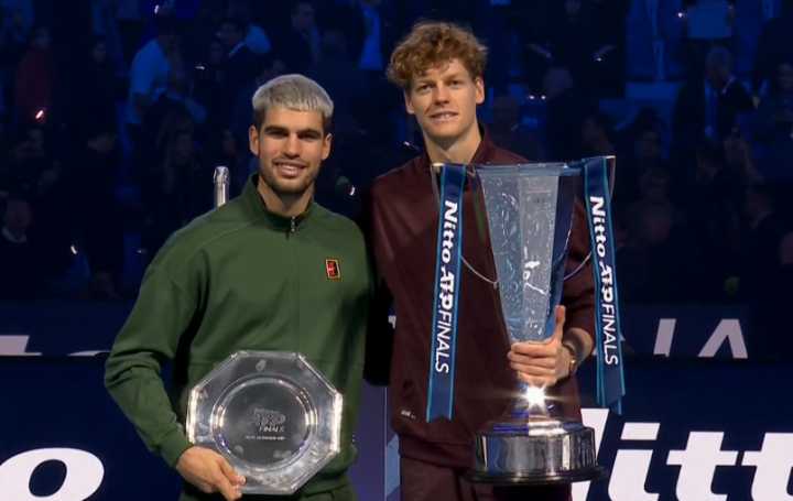Jannik Sinner vence a Carlos Alcaraz
