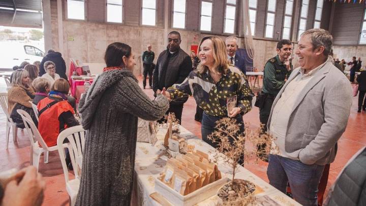 Pilar Alegría destaca la importancia de la escuela rural para la supervivencia de los municipios en su visita a Albalate de Cinca