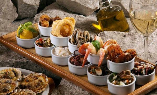 En esta calle se come la mejor oferta gastronómica de mar en Chubut