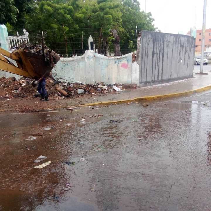 Alcaldía de Maracaibo construye pared lateral del Cementerio El Cuadrado