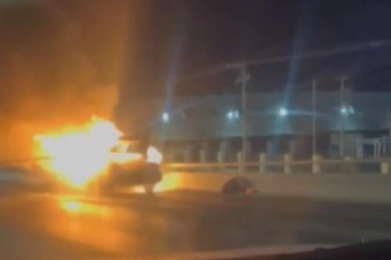 Se incendia vehículo sobre puente
