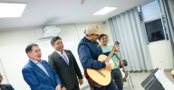 Presidente José Jerí sorprende al cantar "De música ligera", pero falla con la guitarra ante estudiantes