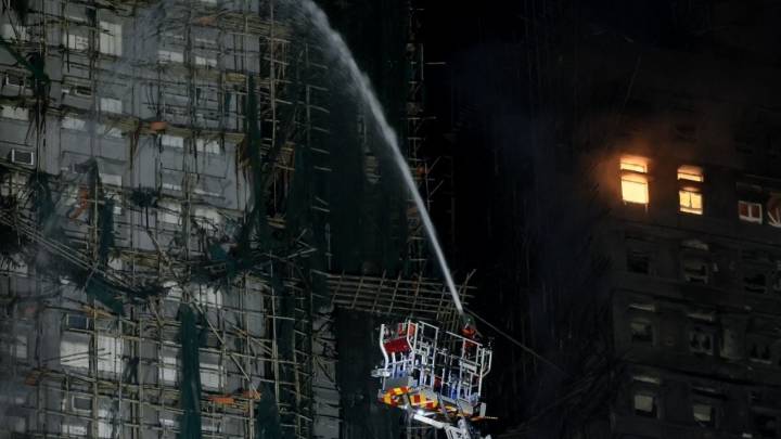 Investigan a constructora tras detención de directivos por incendio en Hong Kong; suman 94 muertos y 200 desaparecidos