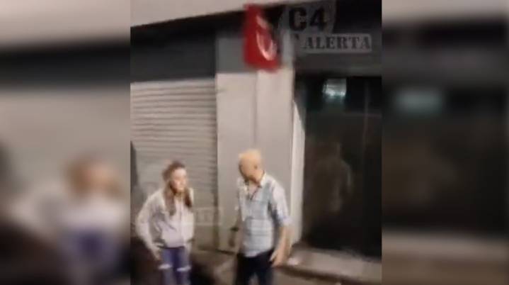 Grupo de hombres golpean y les roban pertenencias a pareja de extranjeros en corredor Madero