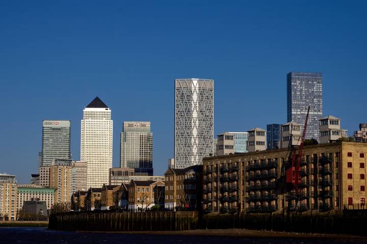 FTSE 100 ends week on a high despite downbeat economic news