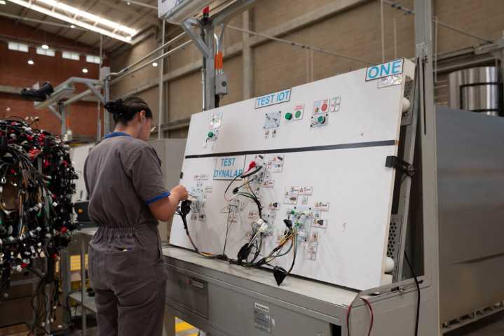 SI-3 tecnología con sello colombiano: Así lidera esta empresa afiliada a la CEO, la producción de ramales eléctricos desde el Oriente antioqueño